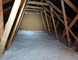 Zateplení stropu novostavby rodinného domu pomocí foukané izolace